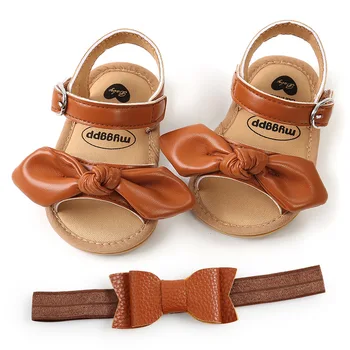 2023 Сандалии для маленьких девочек с бантом из искусственной кожи, обувь с повязкой на голову, летняя обувь для новорожденных, обувь для кроватки на мягкой резиновой подошве, первые ходунки для малышей